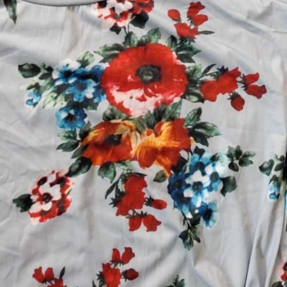 Gorgeous Floral Print Blouse. Soft Comfy Cut-outs on sleeves - Picture 5 of 9